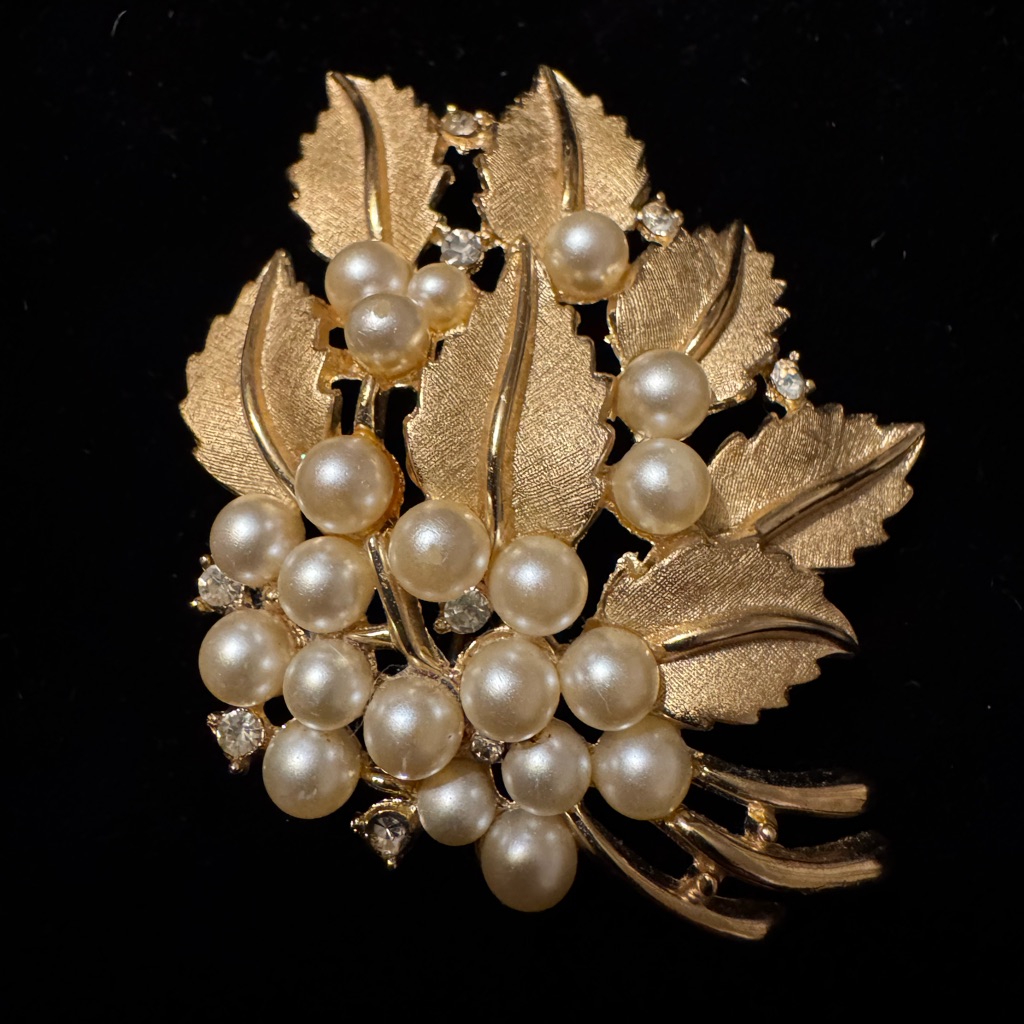 Vintage Crown Trifari Signed Pearl And Clear Rhinestone Leaf Brooch 75$